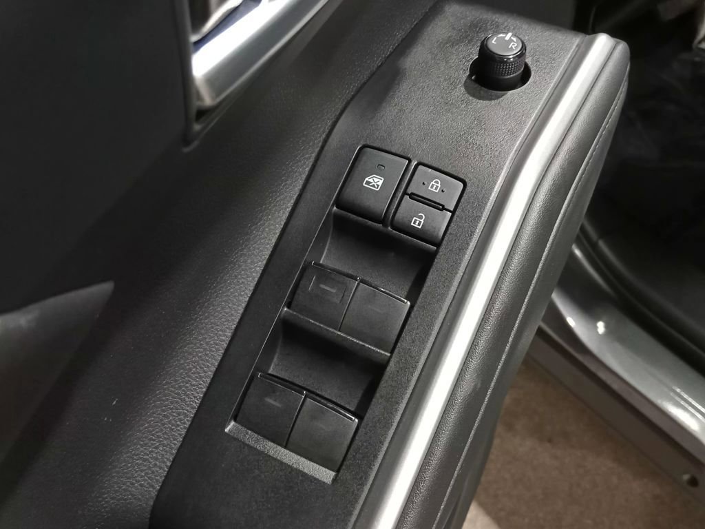 Used 2021 Toyota Highlander XLE image 19