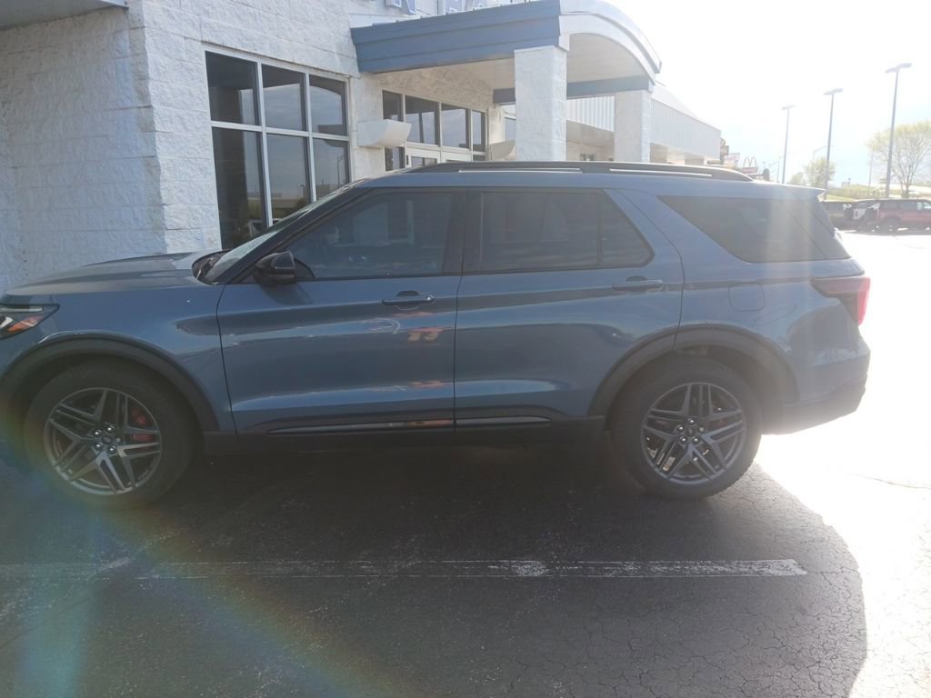 Certified 2025 Ford Explorer ST AWD/4WD image 5