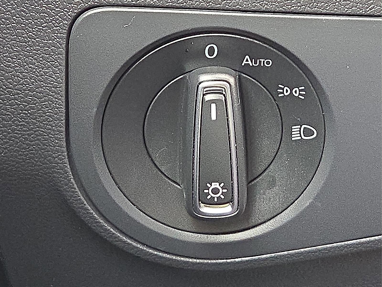 Used 2020 Volkswagen Tiguan SE image 22