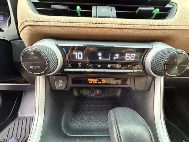 Used 2020 Toyota RAV4 LE w/ Carpet Mat Package AWD/4WD image 31