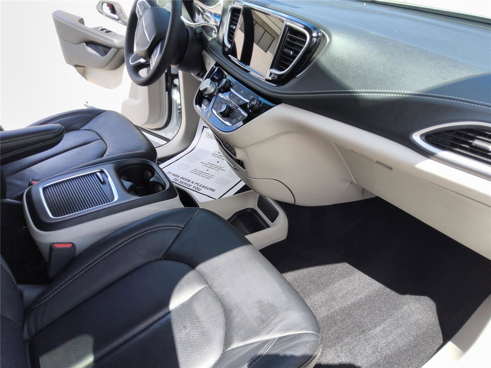 Used 2022 Chrysler Pacifica Touring-L AWD/4WD image 25
