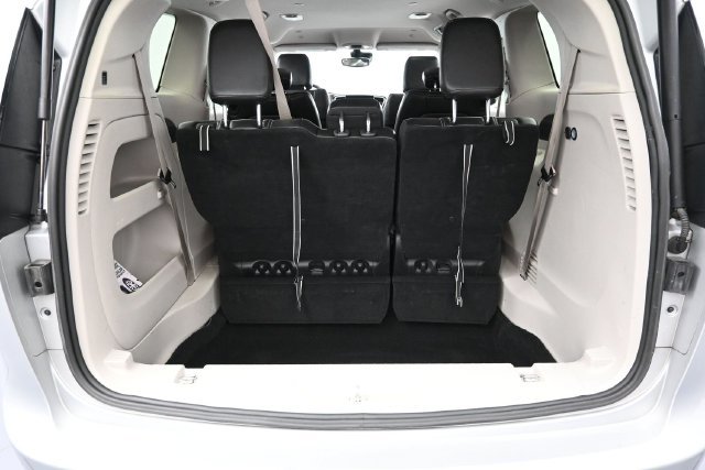 Used 2024 Chrysler Pacifica Touring-L FWD image 30