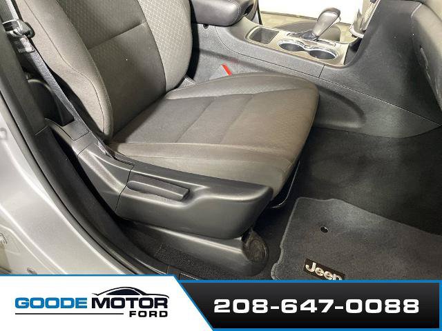 Used 2021 Jeep Grand Cherokee Laredo AWD/4WD image 23