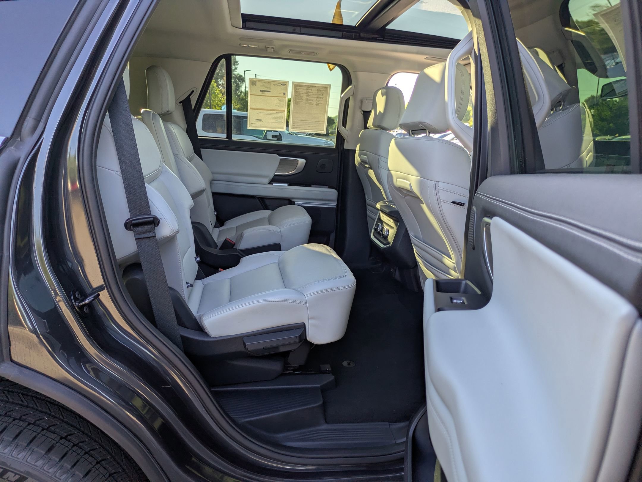 Certified 2025 Ford Expedition Platinum w/ Driver's Package AWD/4WD image 34