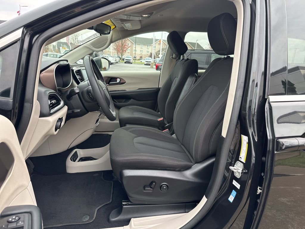 Used 2023 Chrysler Voyager LX image 13