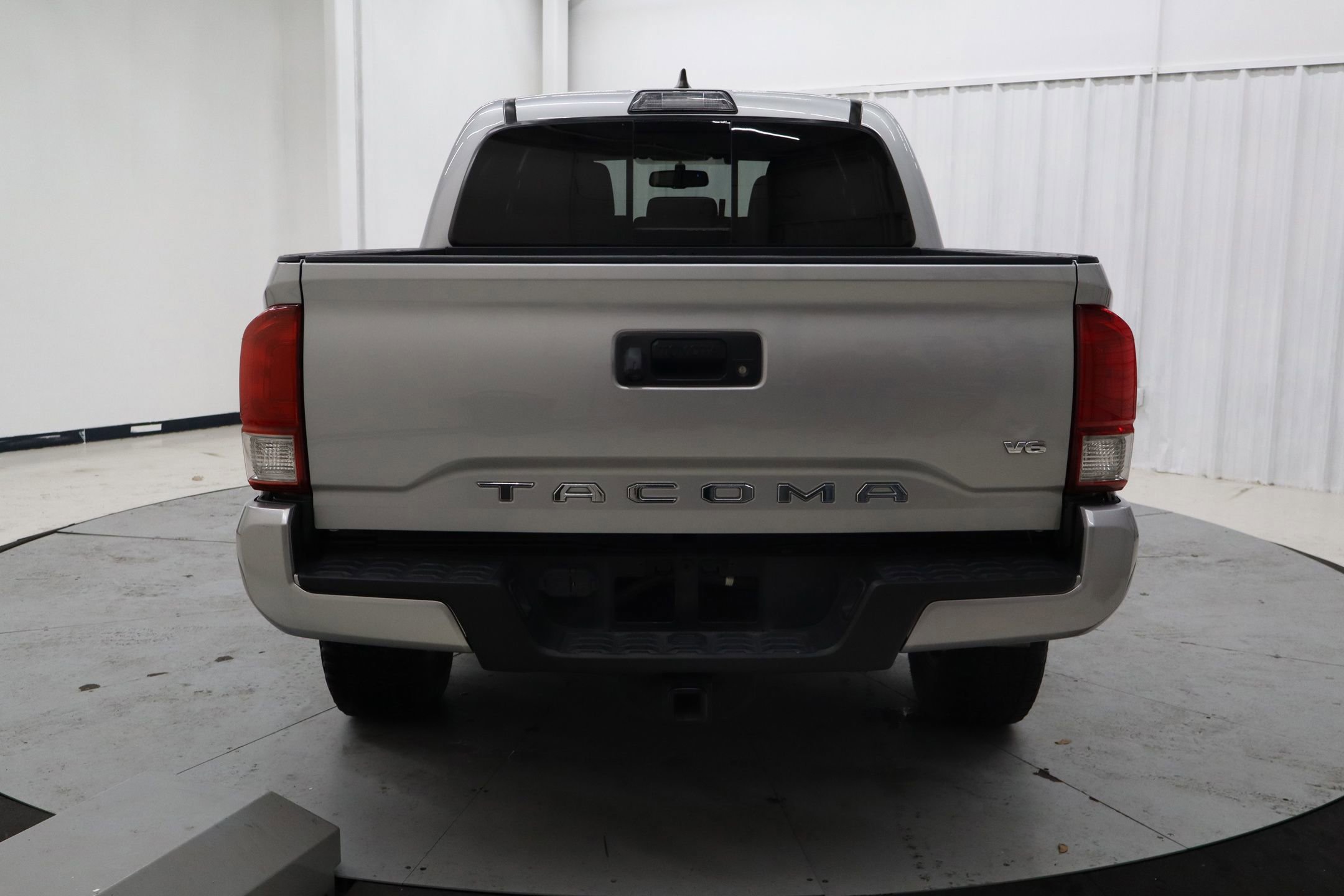 Used 2017 Toyota Tacoma TRD Sport w/ Tow Package image 4