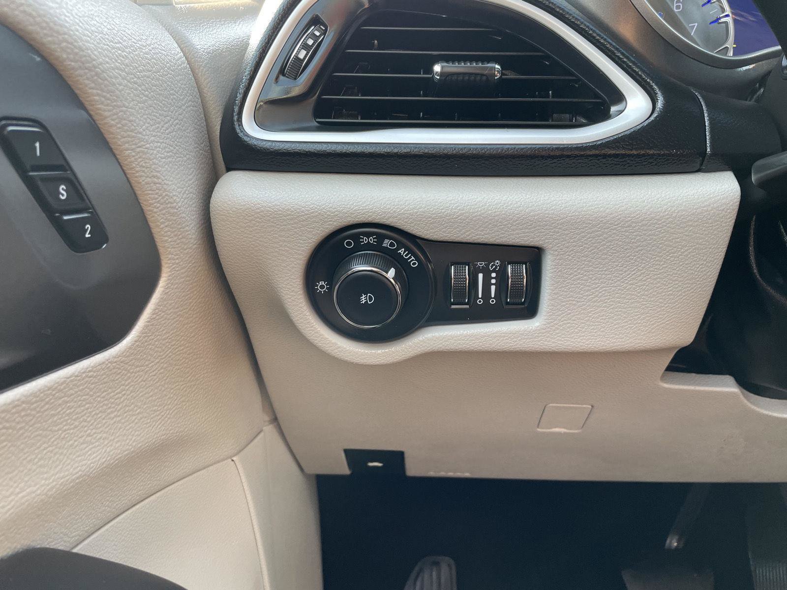 Used 2023 Chrysler Pacifica Touring-L FWD image 16