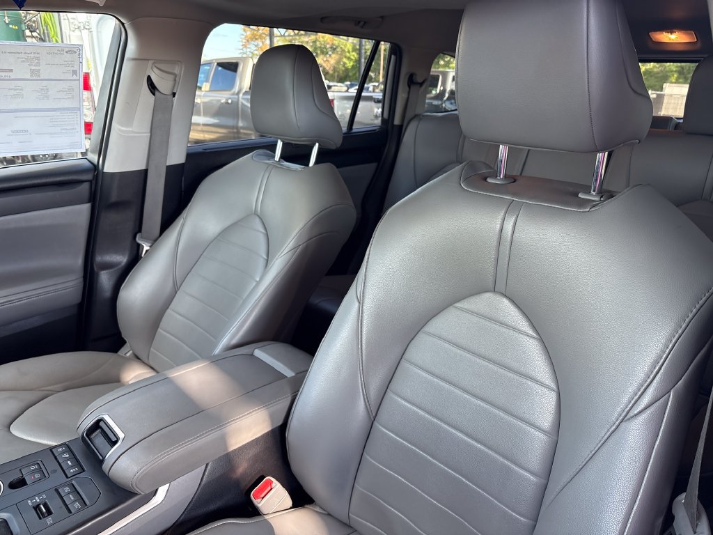 Used 2021 Toyota Highlander XLE AWD/4WD image 18