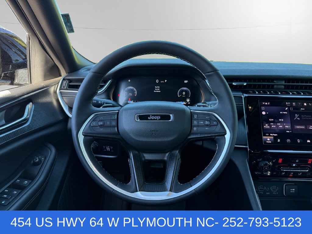 Used 2025 Jeep Grand Cherokee Altitude AWD/4WD image 12