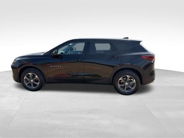 Used 2023 Chevrolet Blazer LT image 2