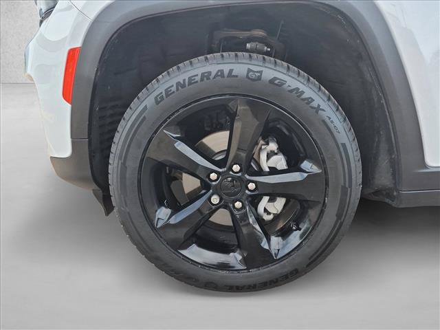 Used 2023 Jeep Grand Cherokee Altitude AWD/4WD image 24