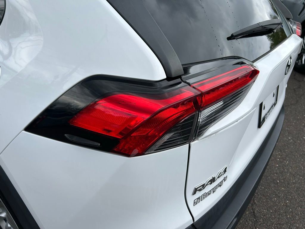 Used 2021 Toyota RAV4 LE AWD/4WD image 30