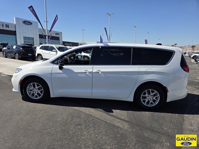 Used 2025 Chrysler Pacifica Select FWD image 4