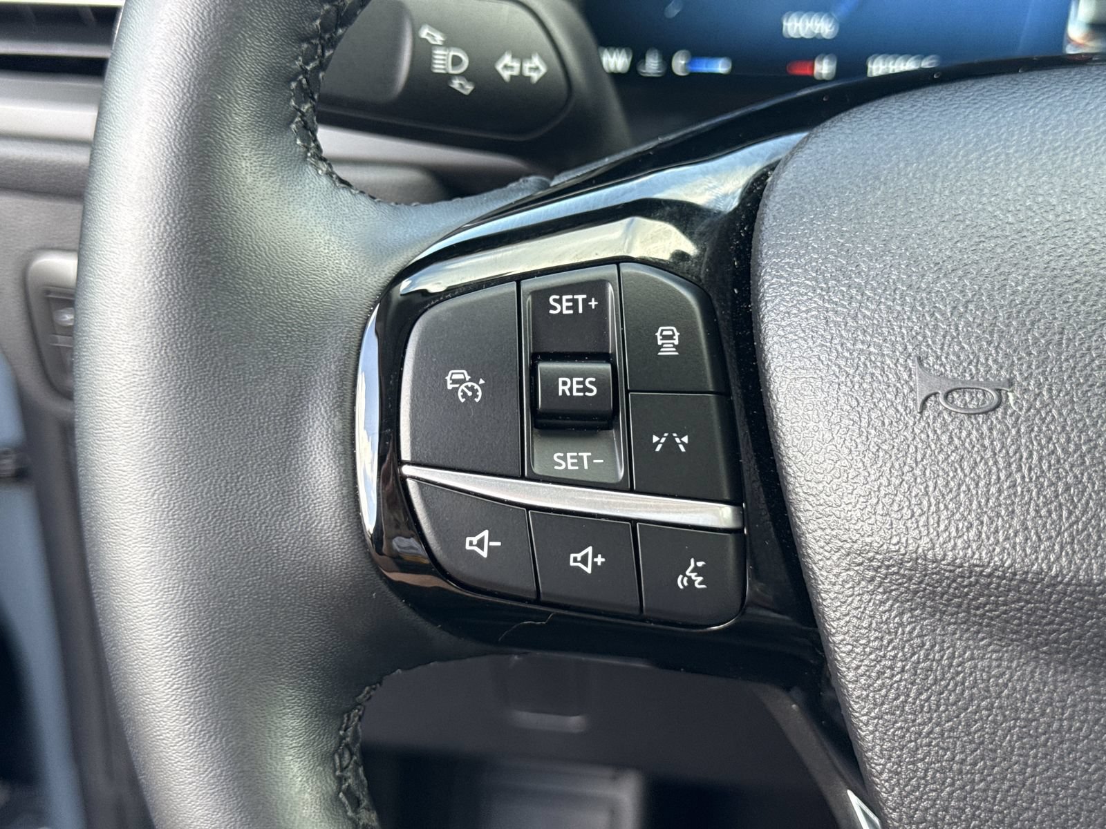 Certified 2025 Ford Escape Platinum FWD image 33