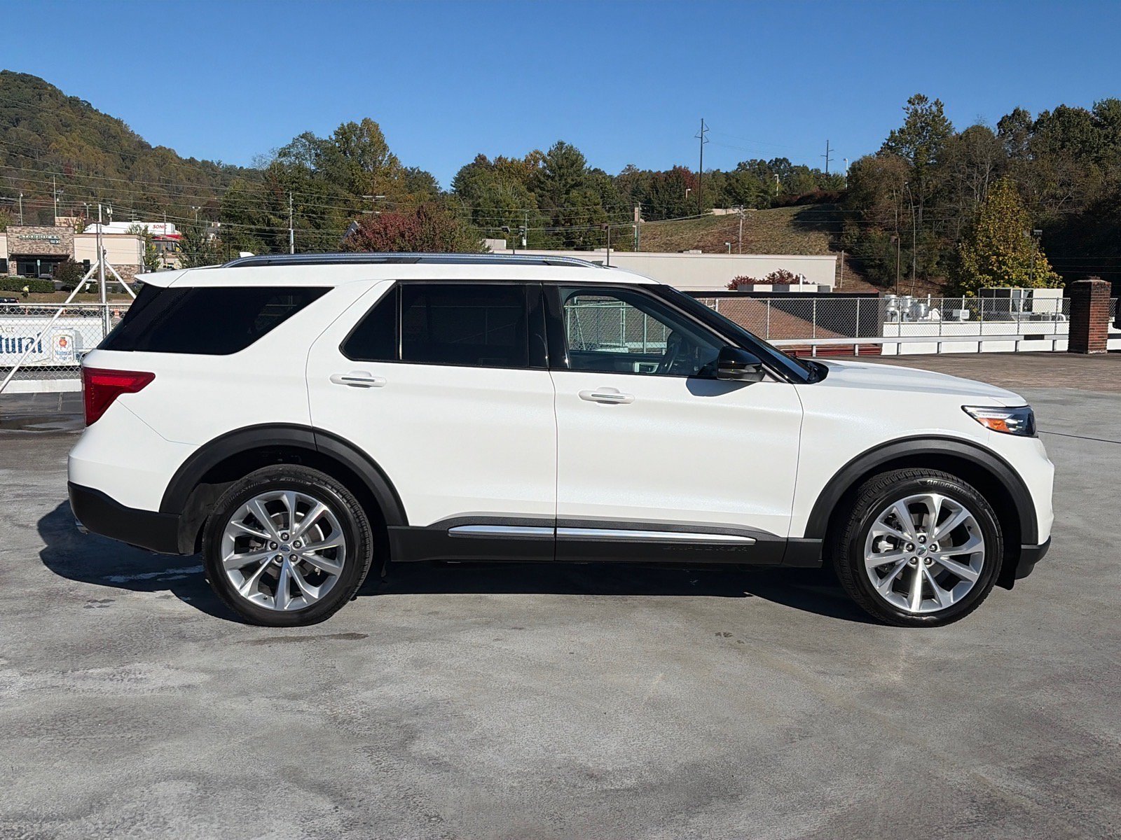 Certified 2022 Ford Explorer Platinum w/ Equipment Group 601A AWD/4WD image 2