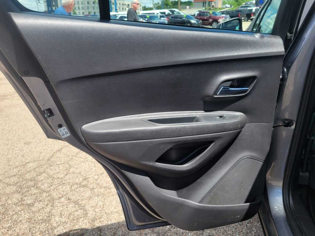 Used 2020 Chevrolet Trax LS FWD image 38