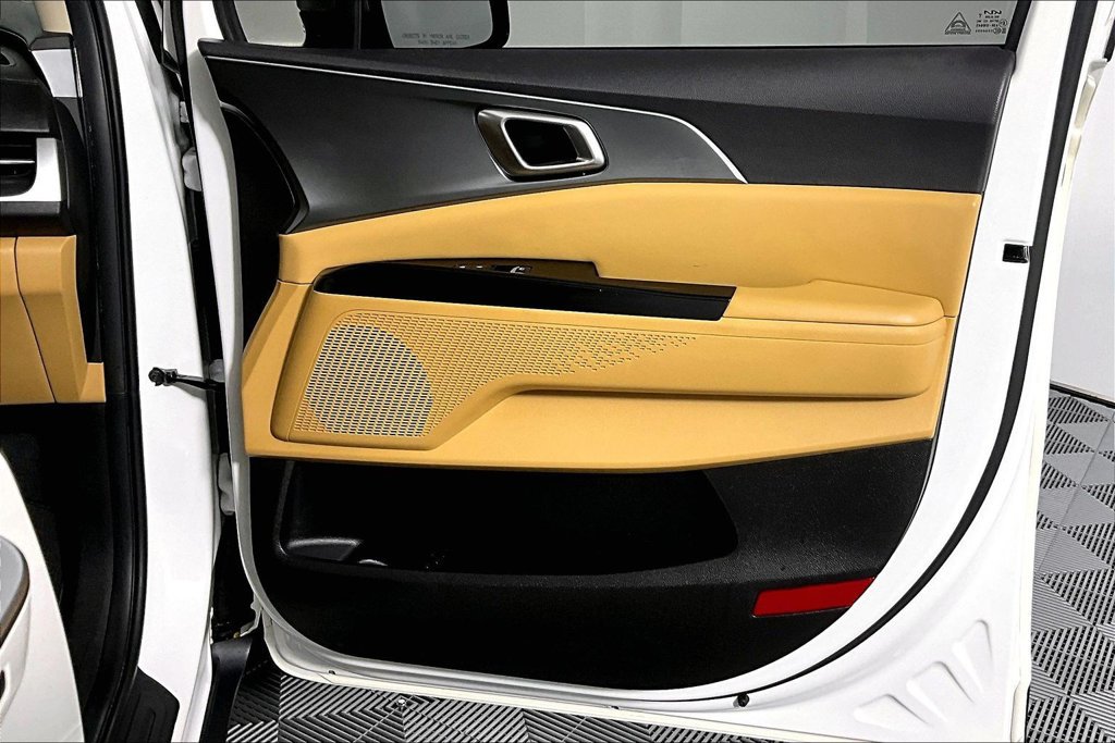 Used 2023 Kia Carnival LX FWD image 24