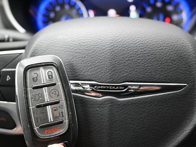 Used 2023 Chrysler Pacifica Touring-L image 39