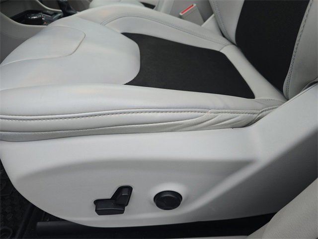 Used 2020 Jeep Cherokee Latitude Plus w/ Comfort/Convenience Group image 12