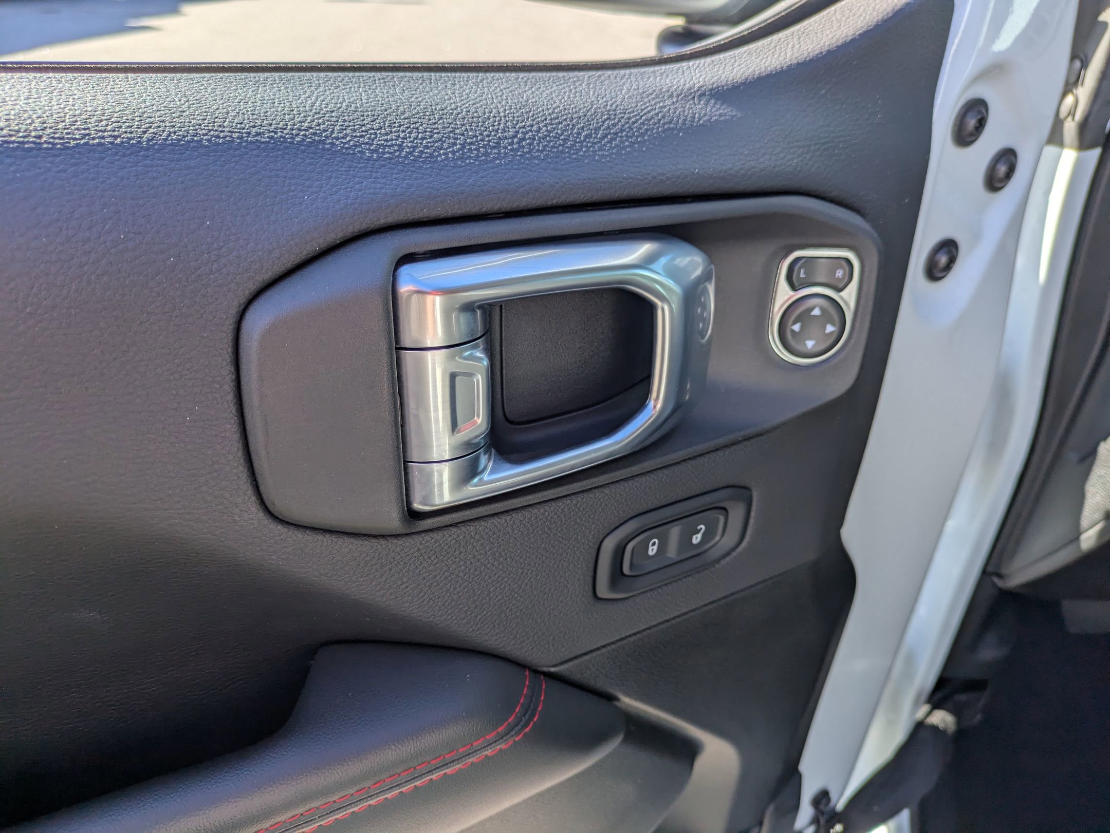 Used 2024 Jeep Wrangler Unlimited Rubicon w/ Capability Package image 17