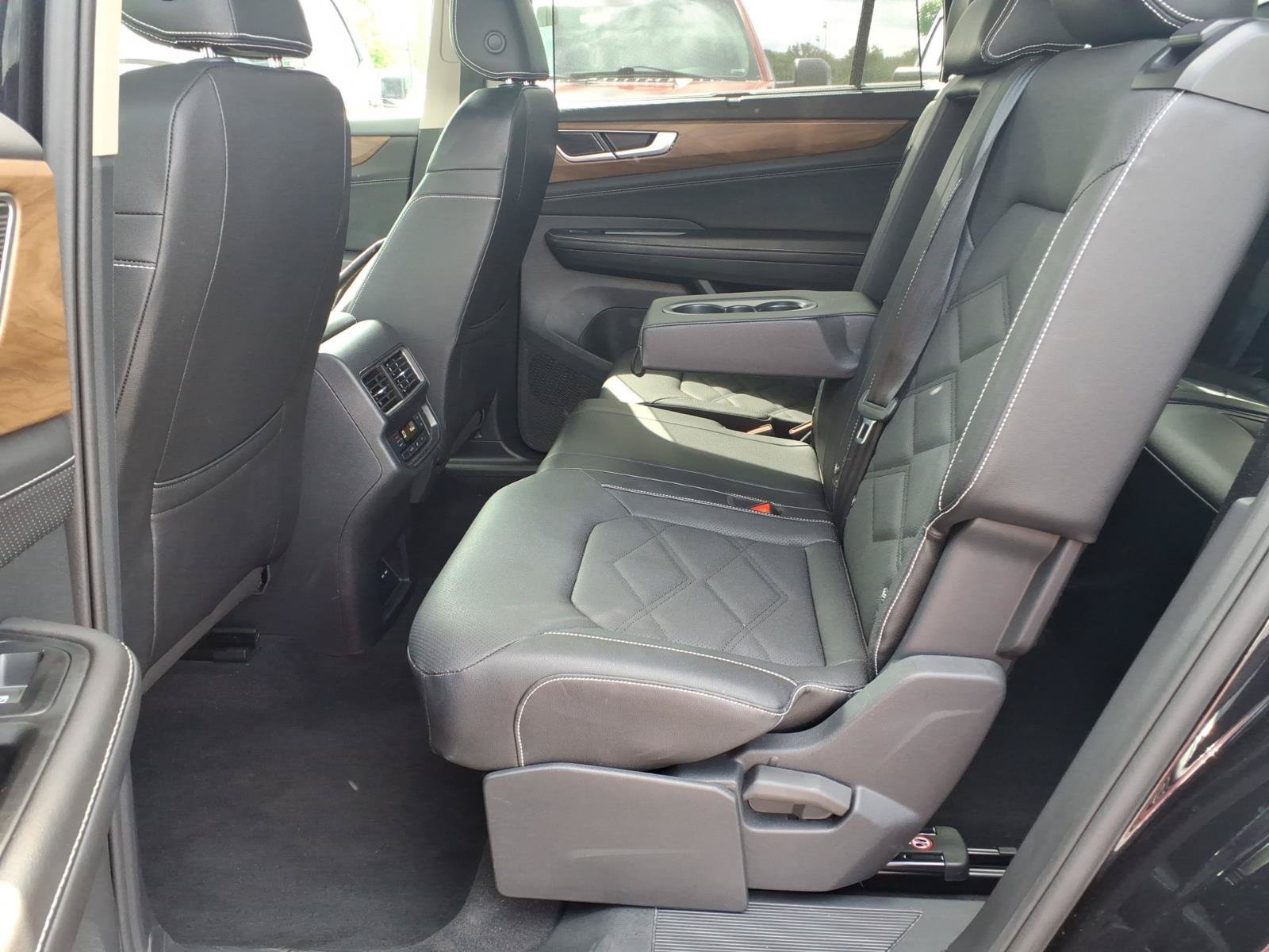 Used 2025 Volkswagen Atlas SE FWD image 22