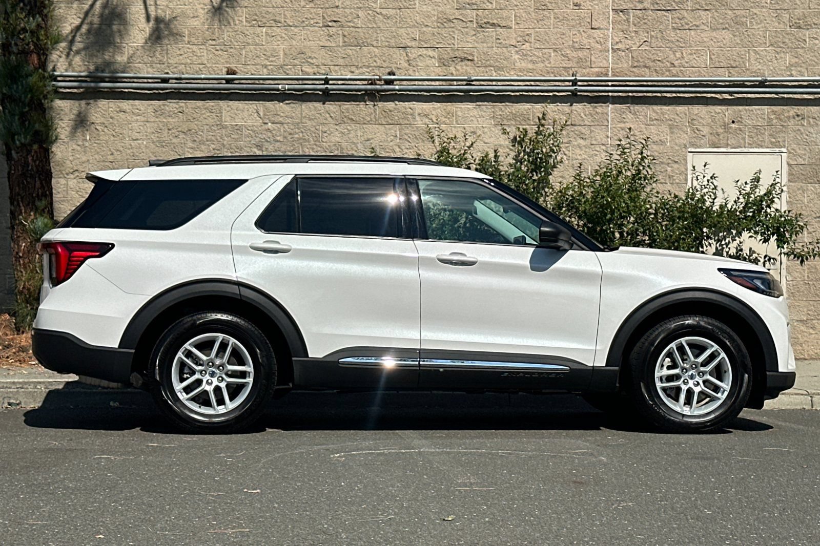 Certified 2025 Ford Explorer Active RWD image 2