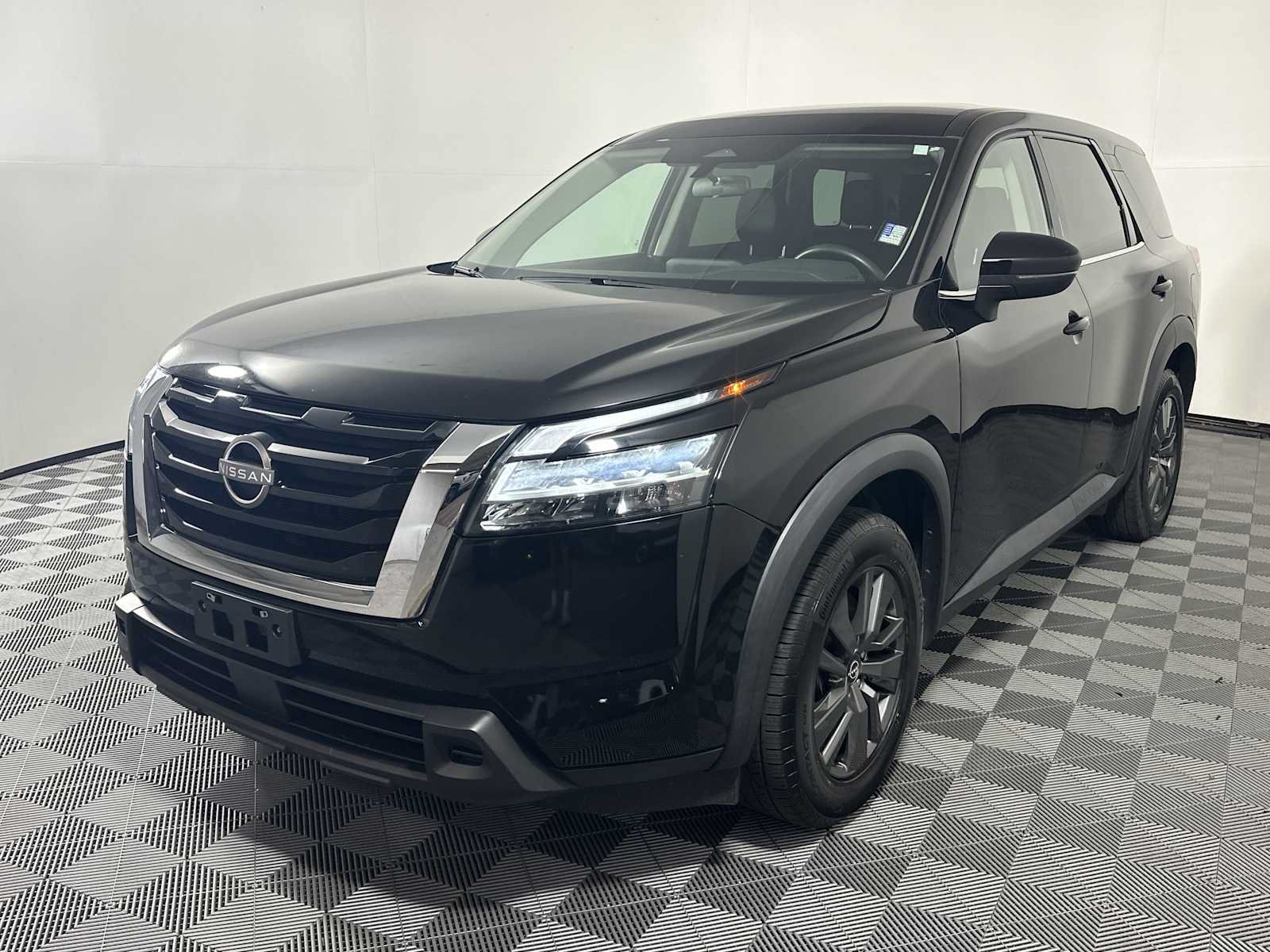 Used 2022 Nissan Pathfinder S AWD/4WD image 3