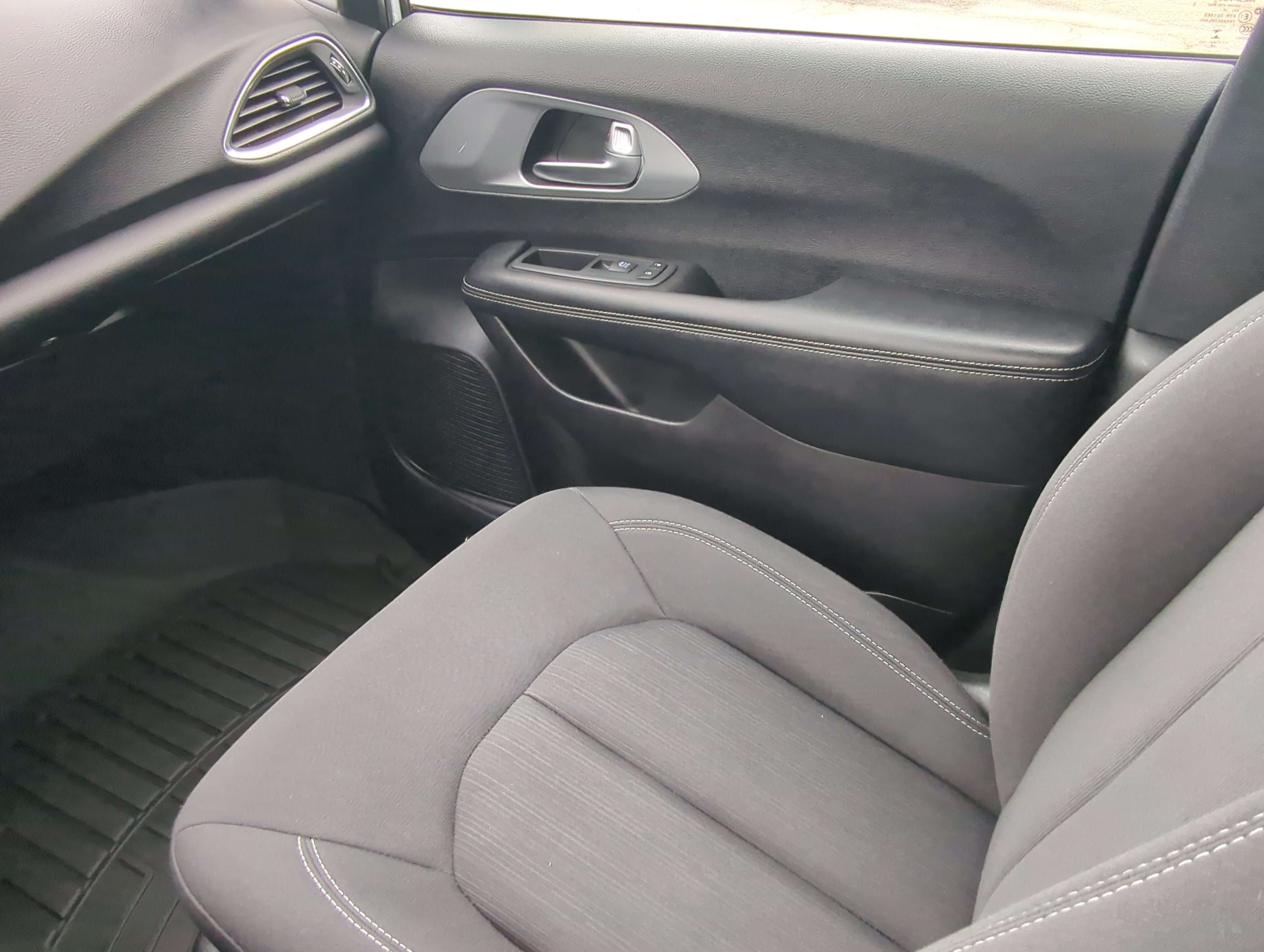 Used 2019 Chrysler Pacifica Touring Plus w/ S Appearance Package FWD image 15