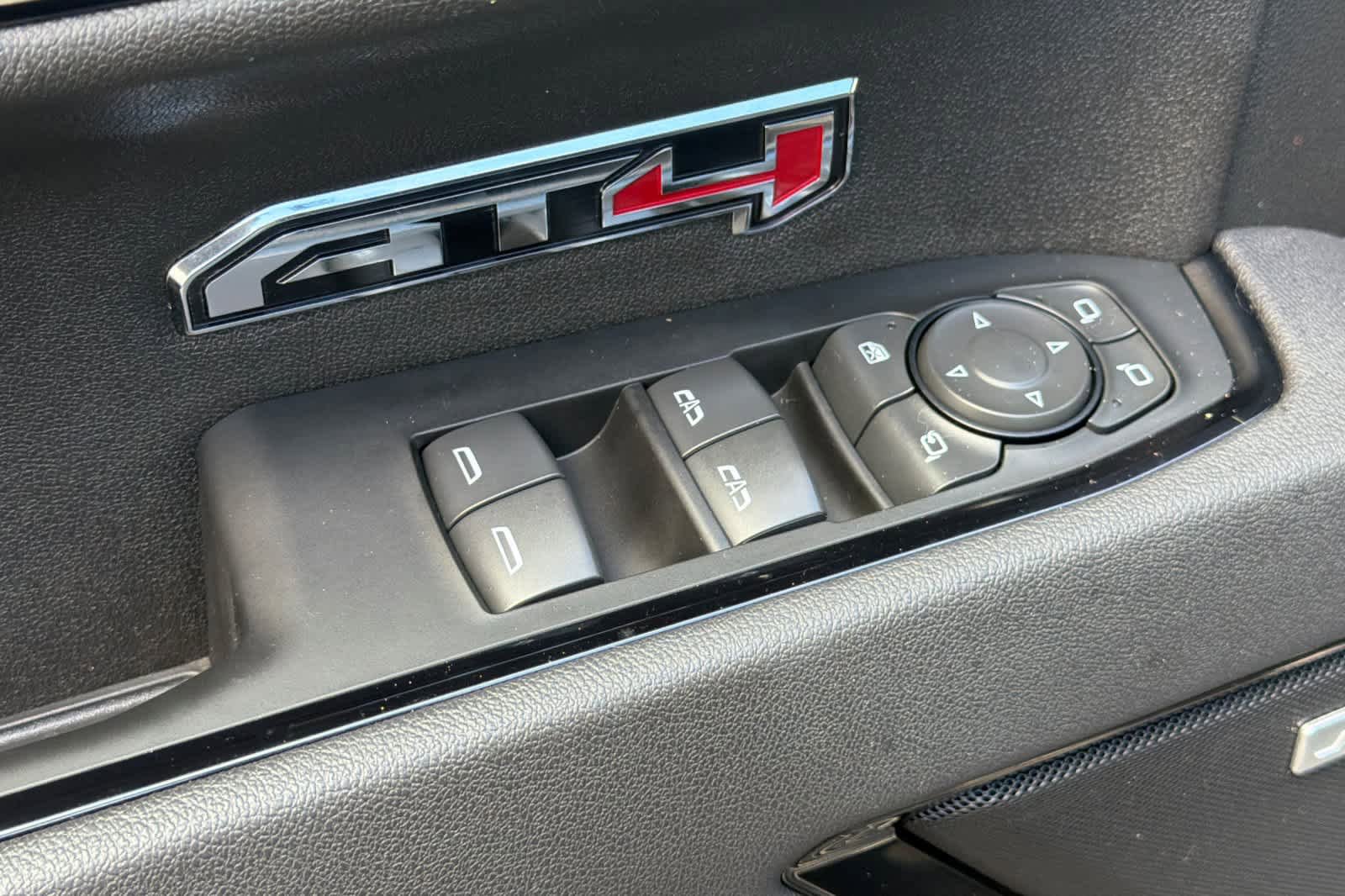 Used 2025 GMC Sierra 1500 AT4 w/ Technology Package AWD/4WD image 13