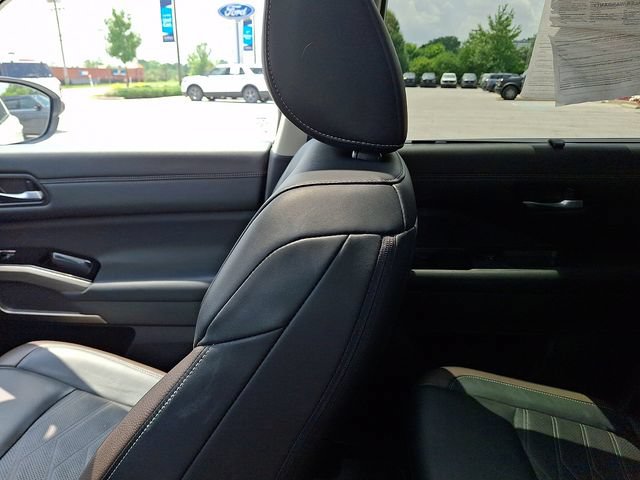 Used 2024 Nissan Pathfinder Platinum w/ Cargo Package AWD/4WD image 17