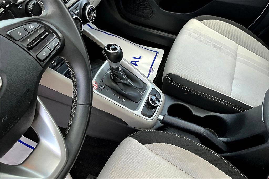 Used 2025 Hyundai Venue SEL FWD image 19