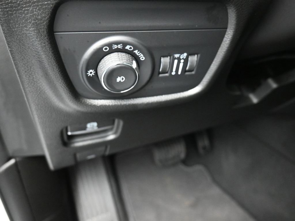 Used 2024 Jeep Grand Cherokee L Limited w/ Black Appearance Package image 13