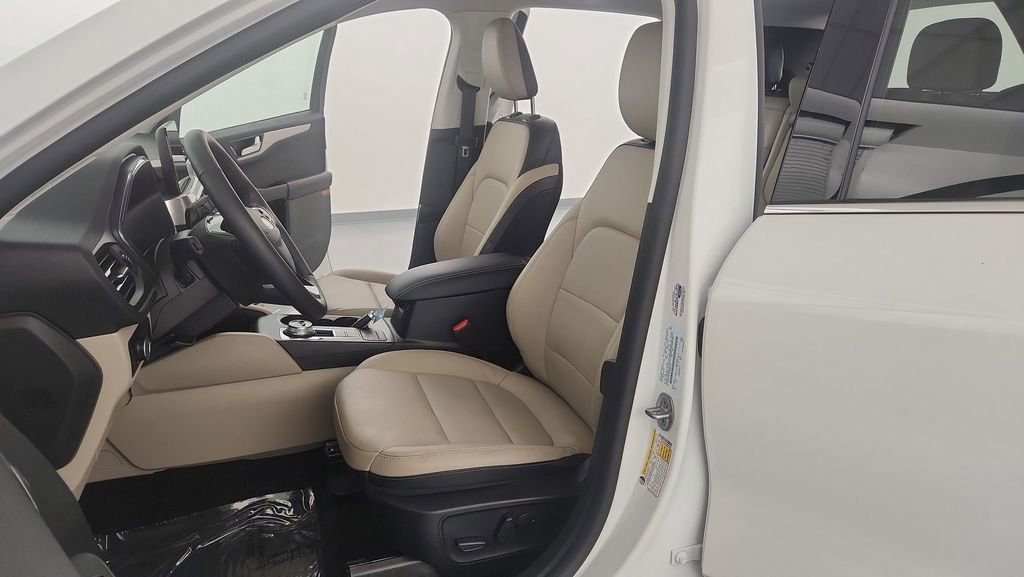 Certified 2022 Ford Escape Titanium w/ Class II Trailer Tow Package image 15