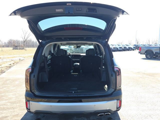 Used 2023 Kia Telluride EX w/ EX Captain's Chair Package image 12