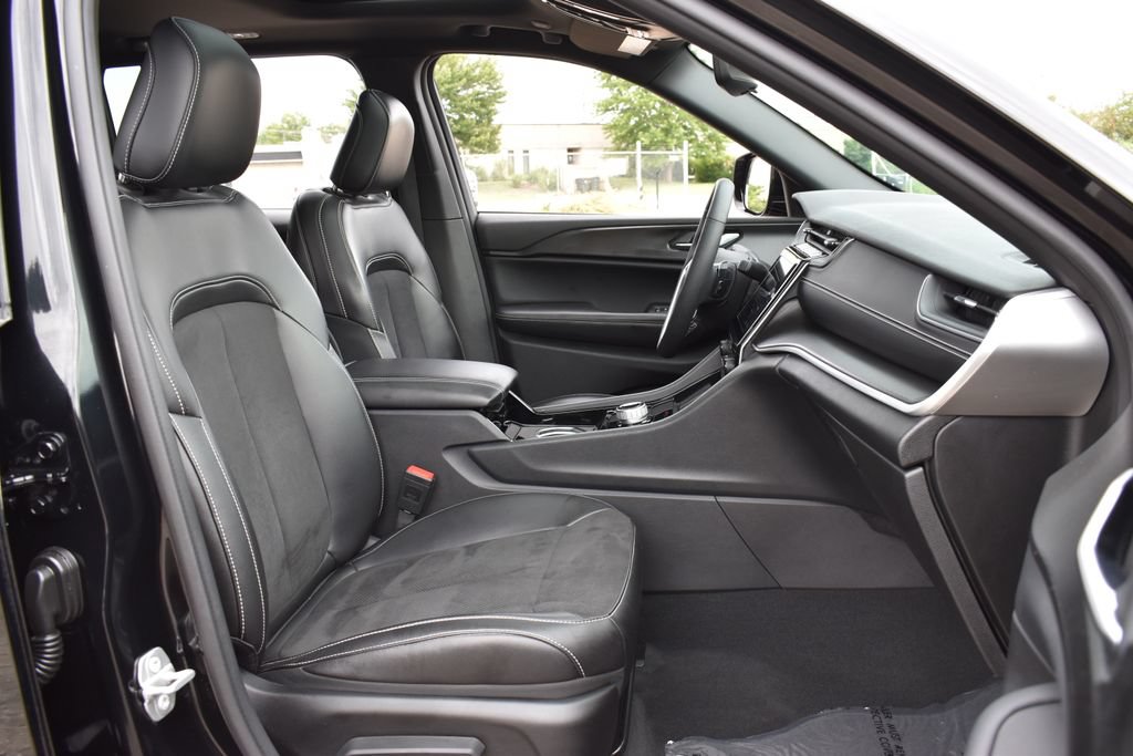 Used 2023 Jeep Grand Cherokee Altitude AWD/4WD image 29