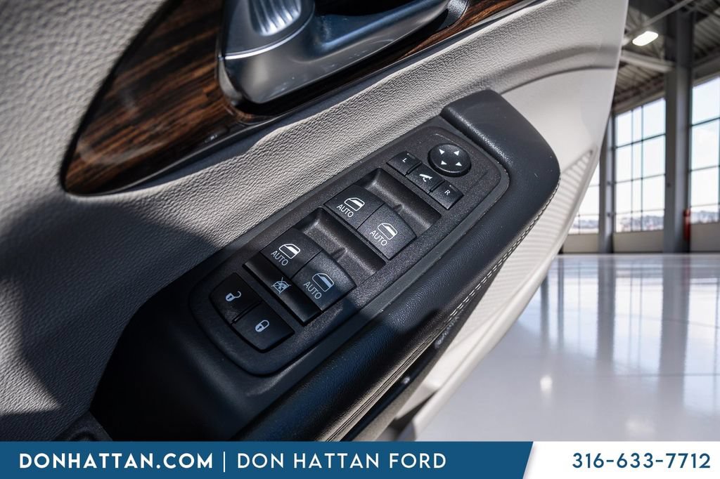 Used 2023 Chrysler Pacifica Limited FWD image 14