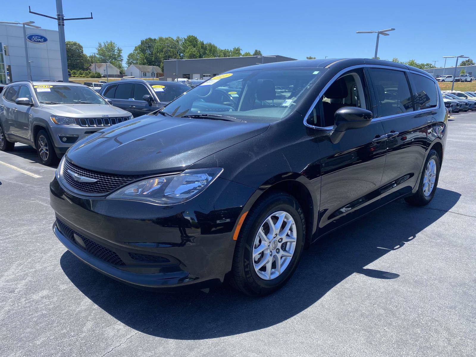 Used 2022 Chrysler Voyager LX FWD image 3