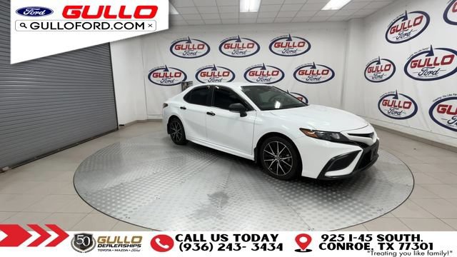 Used 2022 Toyota Camry SE FWD image 2