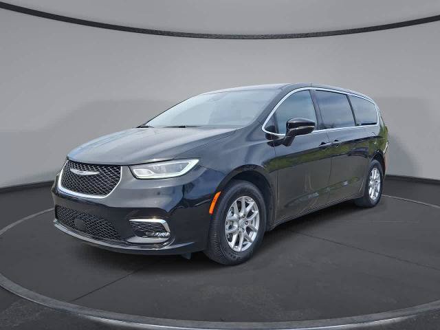 Used 2025 Chrysler Pacifica Select
