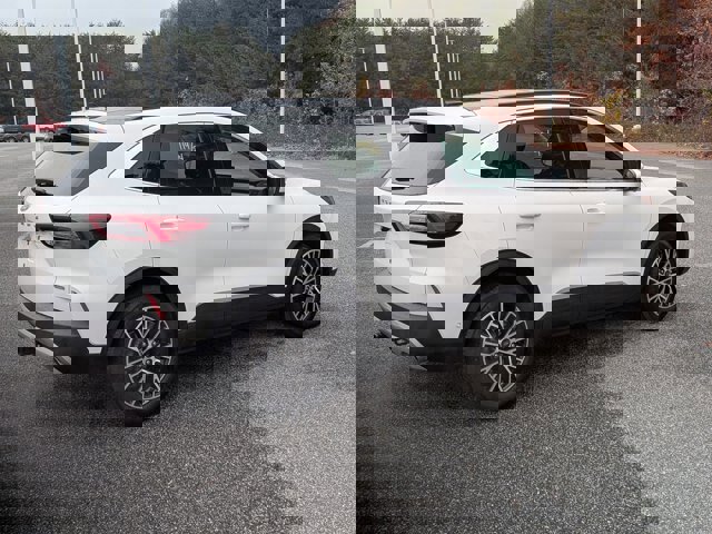 Certified 2024 Ford Escape SE w/ PHEV Premium Package image 5