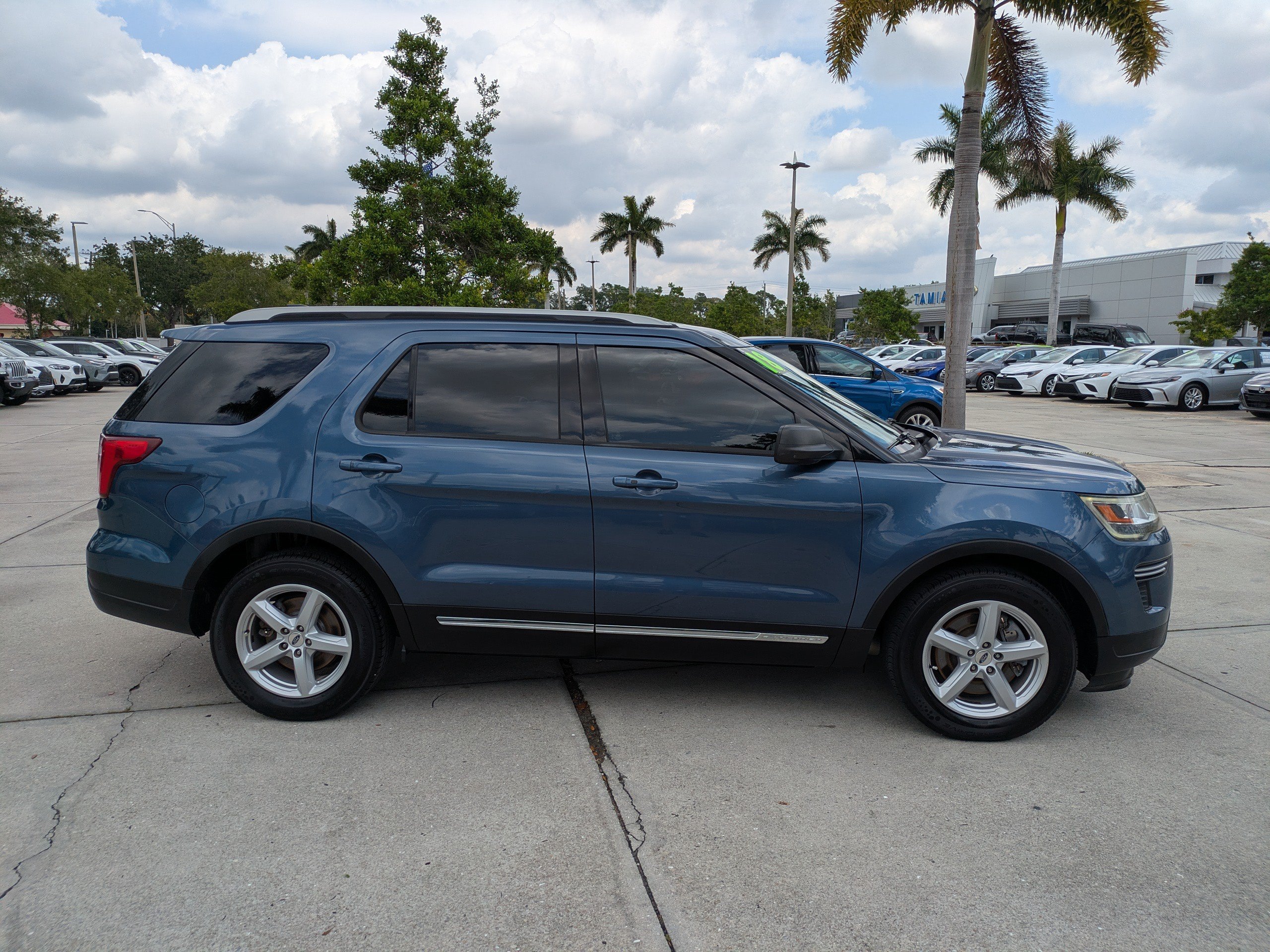 Certified 2018 Ford Explorer XLT FWD image 3