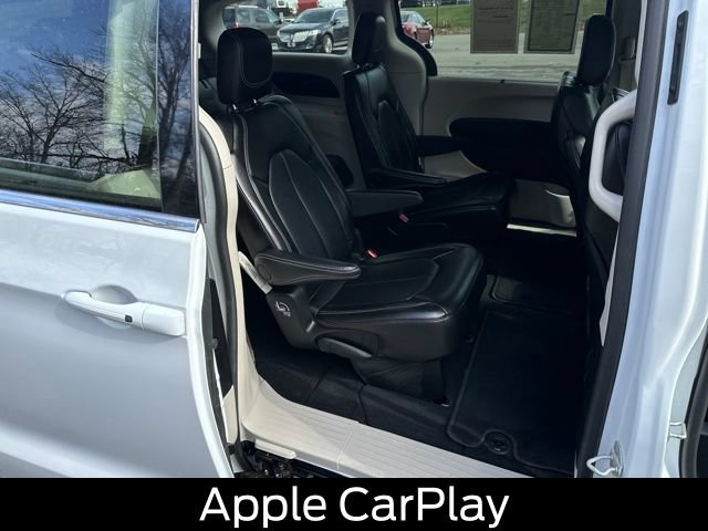 Used 2024 Chrysler Pacifica Touring-L FWD image 18