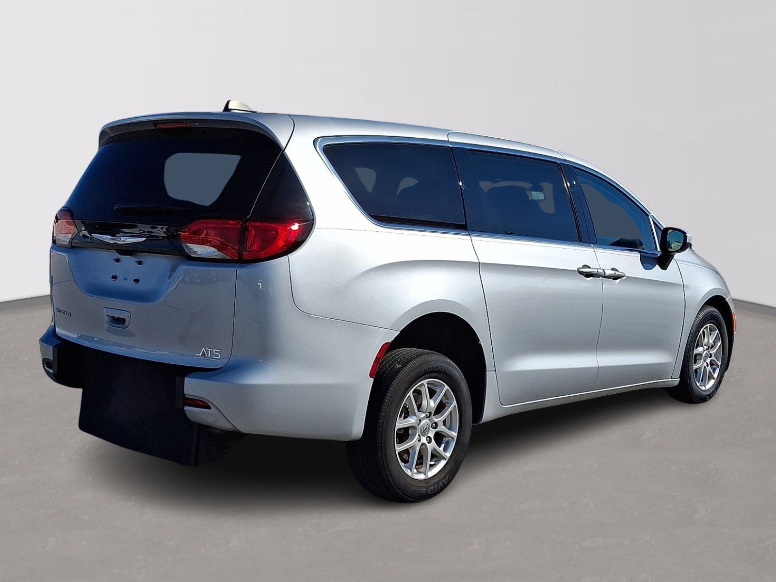 Used 2022 Chrysler Voyager LX image 6