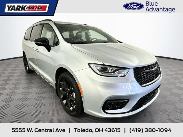 Used 2026 Chrysler Pacifica Limited w/ Uconnect Theater Family Group