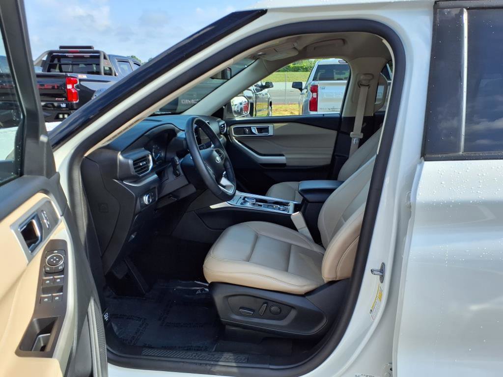 Certified 2022 Ford Explorer XLT w/ Equipment Group 202A image 11