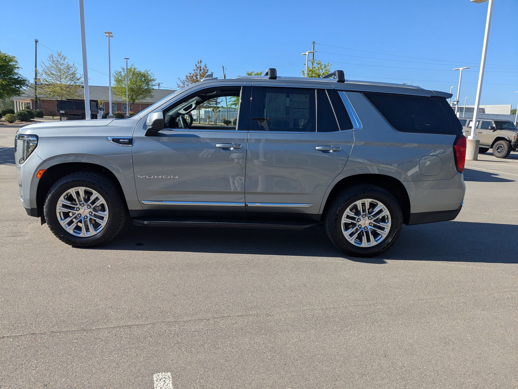 Used 2023 GMC Yukon SLT image 2