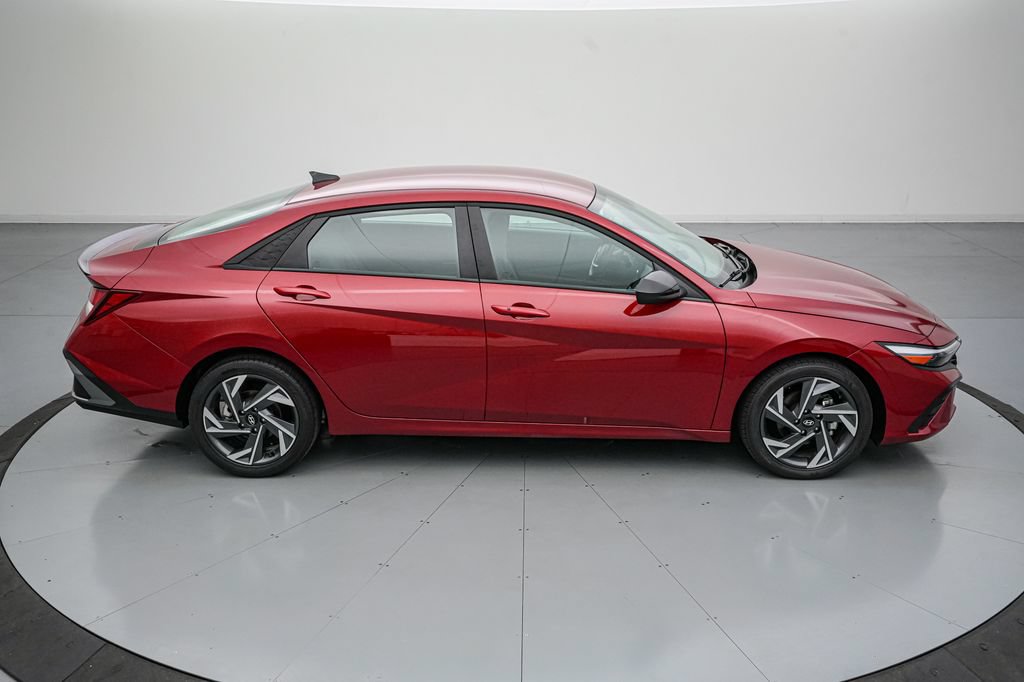Used 2025 Hyundai Elantra Sport FWD image 3