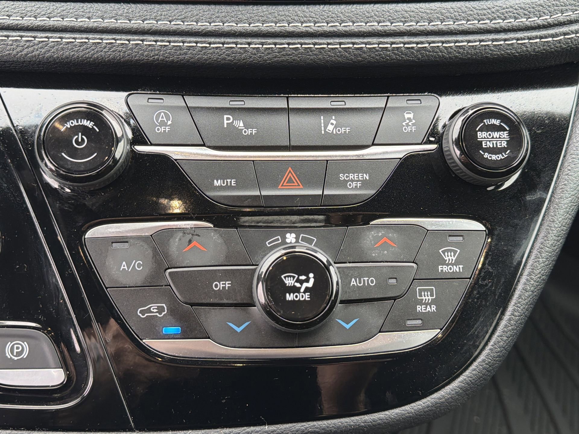 Used 2023 Chrysler Pacifica Touring image 15