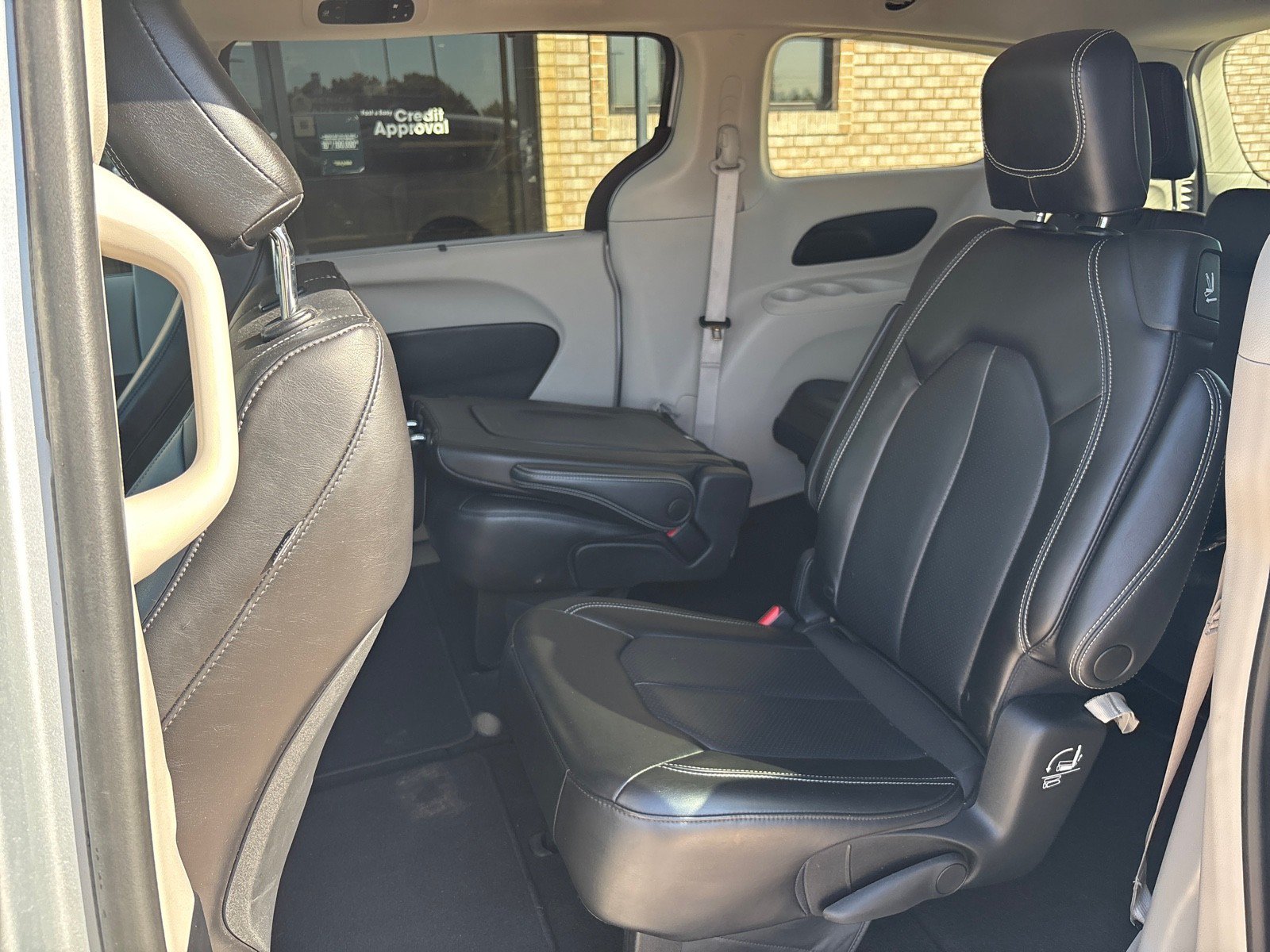 Used 2023 Chrysler Pacifica Touring-L FWD image 4
