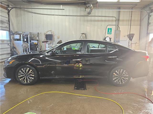 Used 2023 Nissan Altima 2.5 SV FWD image 2